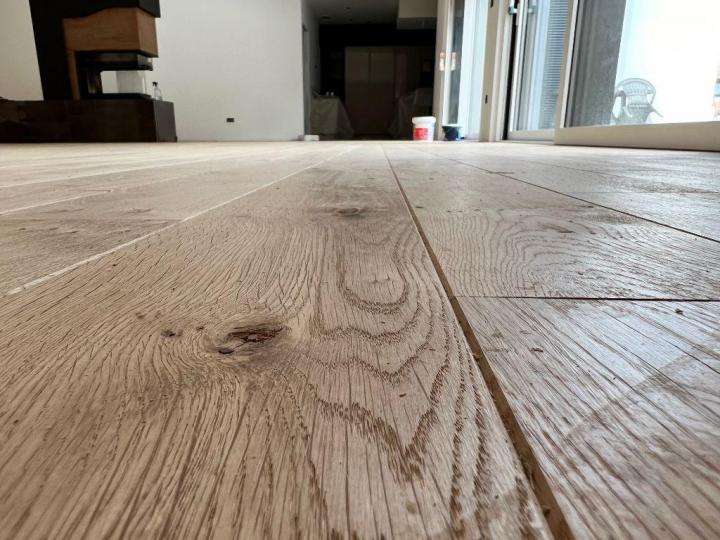 Un spécialiste de la pose de parquet flottant