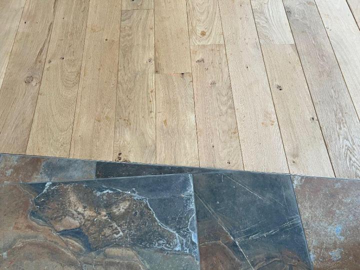 Un expert de pose de parquet massif